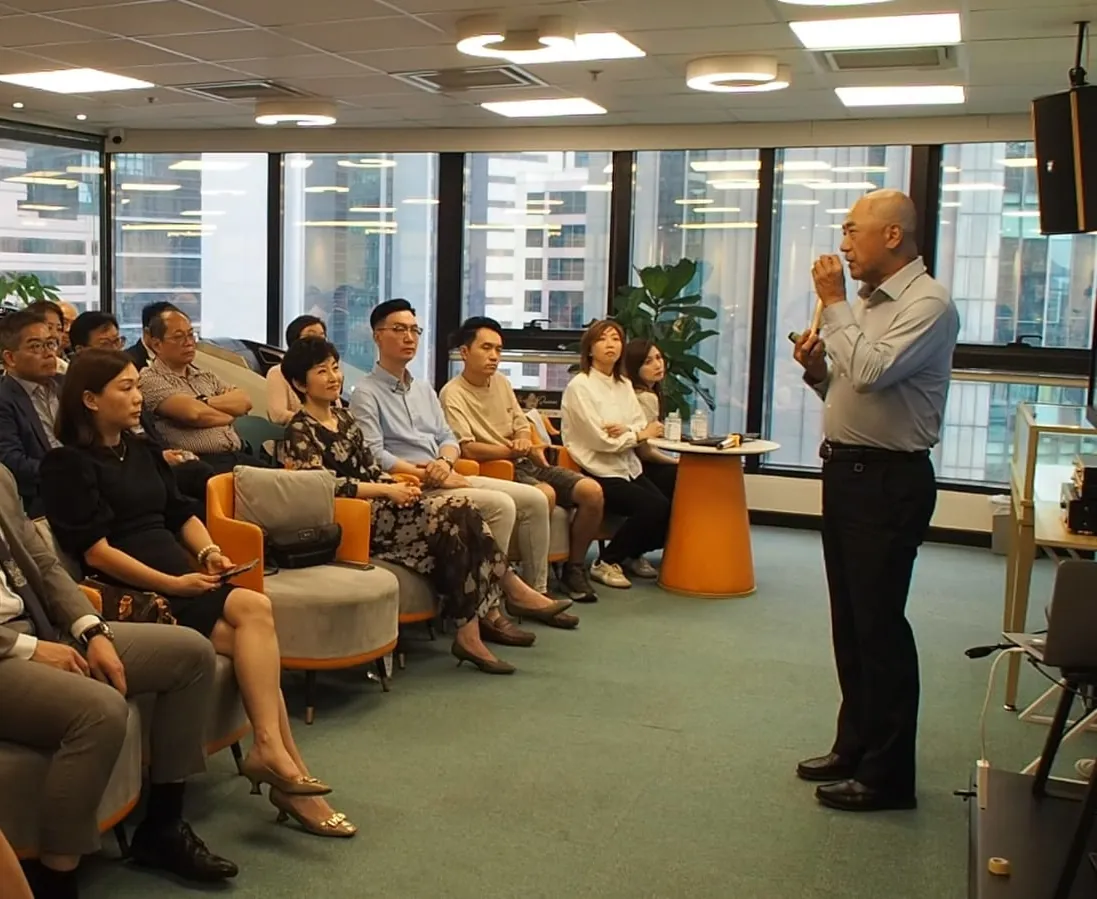 founder-conducting-talk